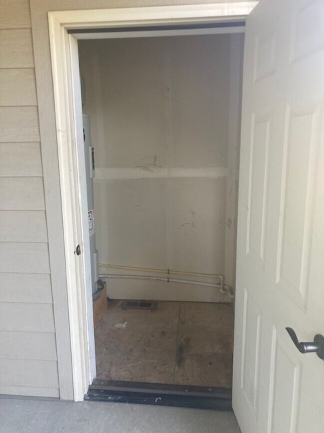 Building Photo - AB1436