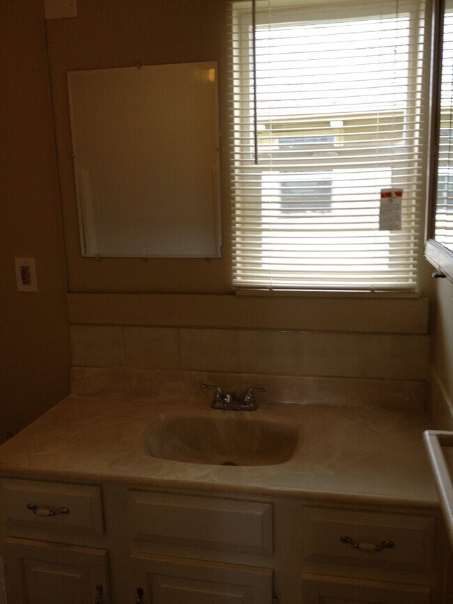 Building Photo - 4224-4224 N Commercial Ave