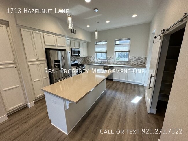 Building Photo - 1713 Hazelnut Ln