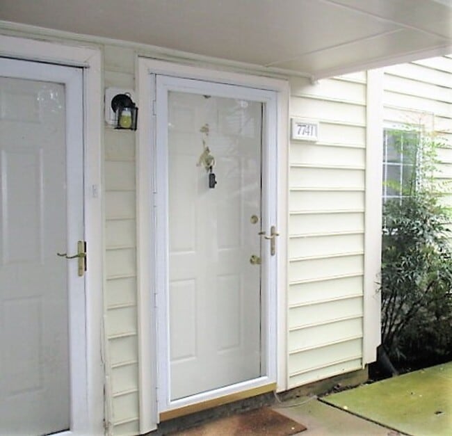 Building Photo - Private And Spacious, Ground Level, 2 Bedr...