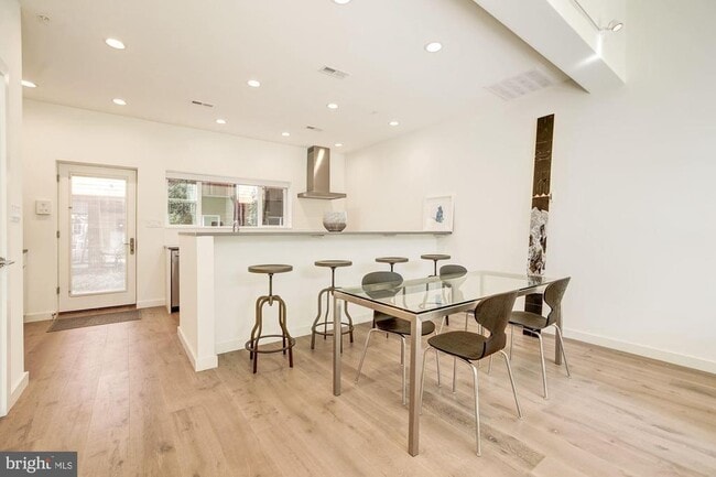 Building Photo - 446 Ridge St NW