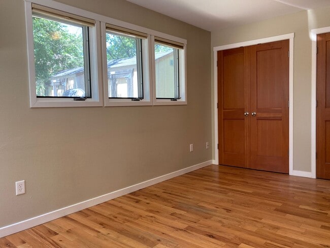 Building Photo - 3BR/3BA with FP, fenced front yard, lots of beautiful upgrades!