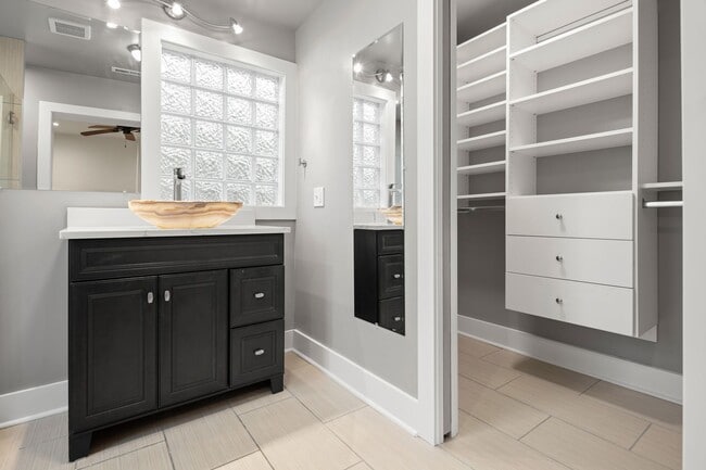 Building Photo - Beautifully Renovated Cottage - Great Nort...