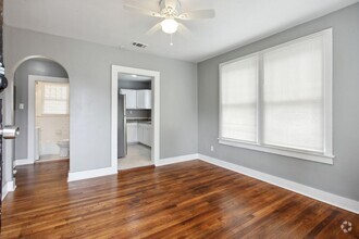 Building Photo - Large 2BR/1BA Downtown Savannah Home For Rent