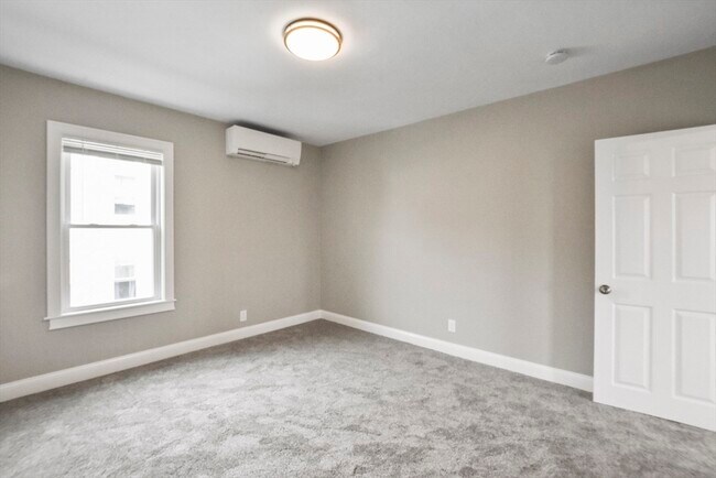 Building Photo - 27 Oak St