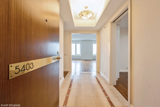 Building Photo - 132 E Delaware Pl