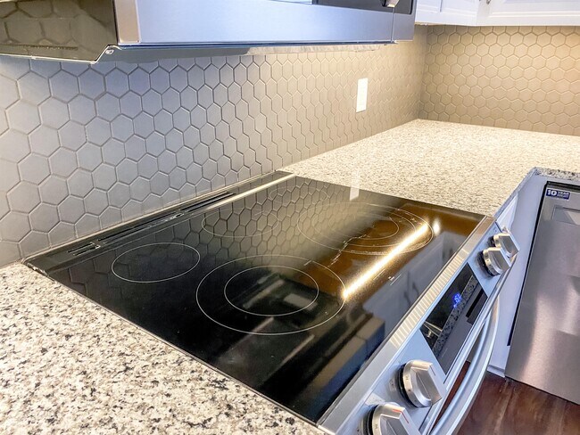 Building Photo - 2833 S Claremont Ave