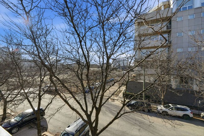 Building Photo - 657 N Carpenter St