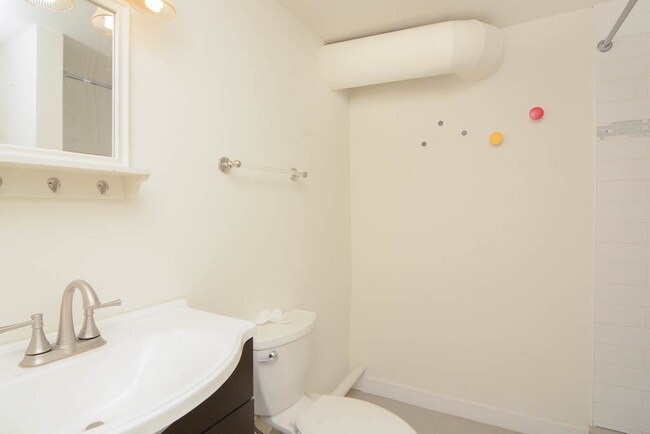 Building Photo - 1160 N La Salle Dr