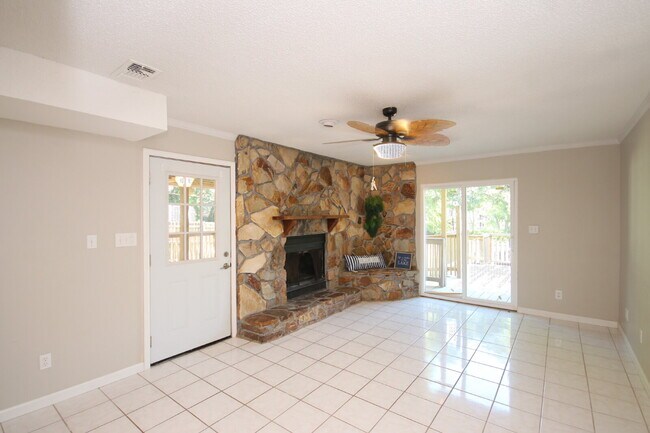 Building Photo - Waterfront Living Nearby – 2/2 Townhouse w...