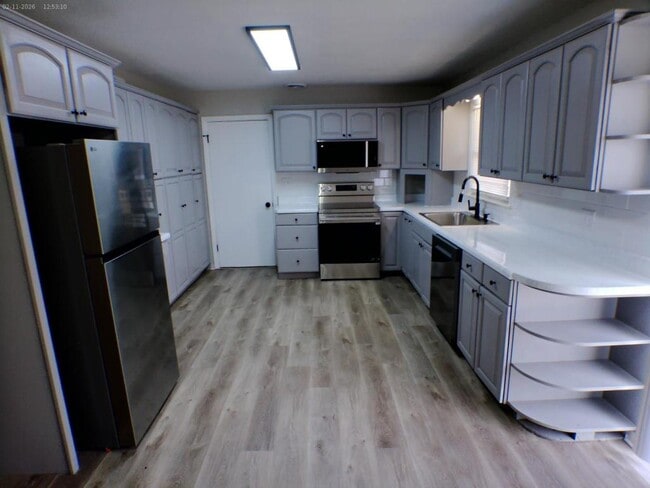 Building Photo - 2815 S Hawthorne Ave