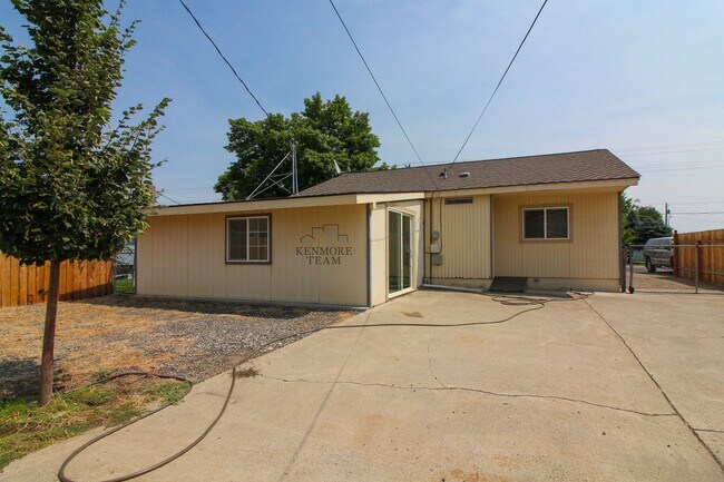Building Photo - 2 Bedroom, 1 Bath Home in Central Richland - Detached Garage!