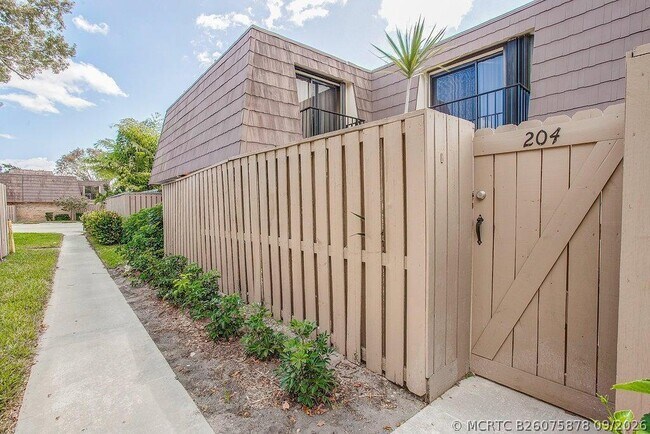Building Photo - 204 2nd Ct