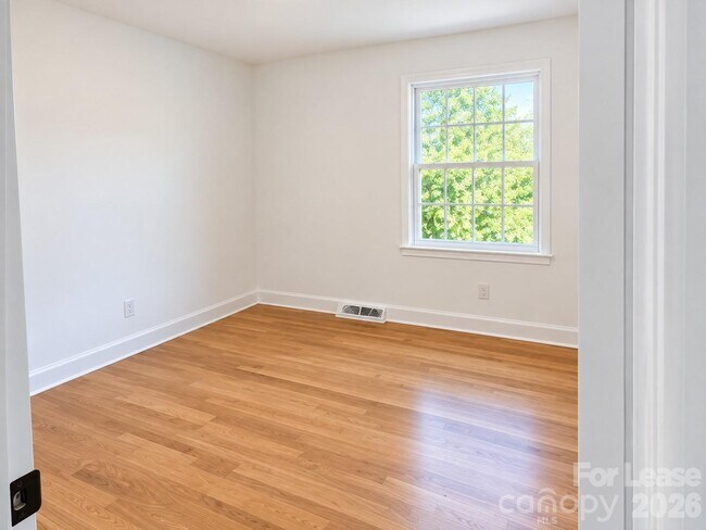 Building Photo - 7500 Thorncliff Dr