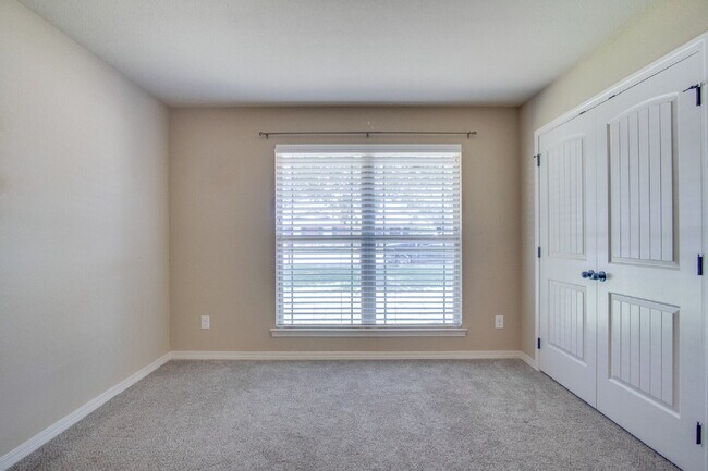 Building Photo - Twelve Oaks Plantation Home with Hardwood Floors, Fireplace & Fenced Backyard