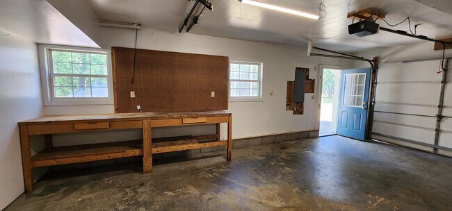 Building Photo - 226 N High Bridge Rd