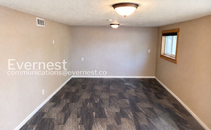 Building Photo - 327 10th St