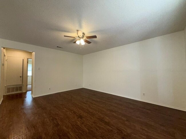 Building Photo - 5501 Rose Hill Cir