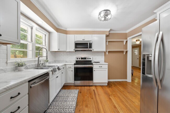 Building Photo - 3005 Pine Dr NE