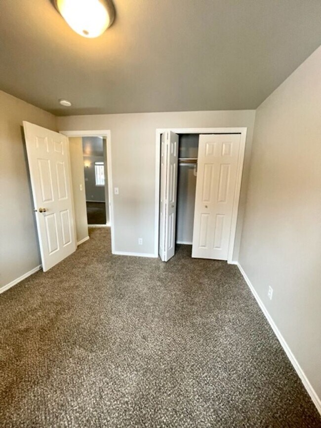 Building Photo - Beautiful 3 Bedroom Single Level home near Old Mill!