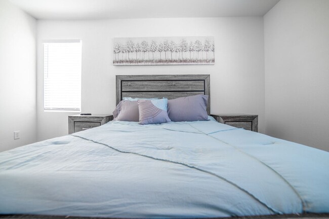 Building Photo - Beautiful home with POOL and spa located n...