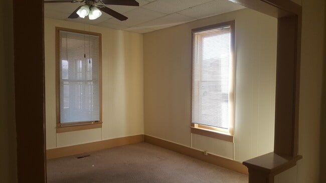 Building Photo - 2 bedroom 1 bath home