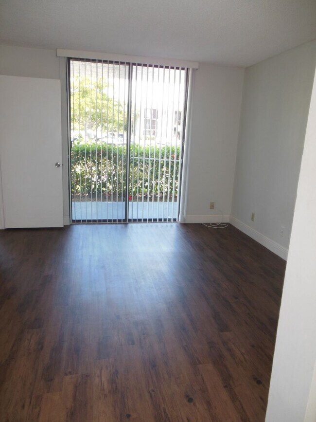 Building Photo - ONE BEDROOM ONE BATHROOM! WATERFRONT COMMU...