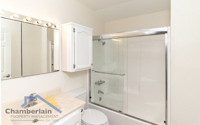 Building Photo - 2 bedroom 1/5 bath in the Village and walk...