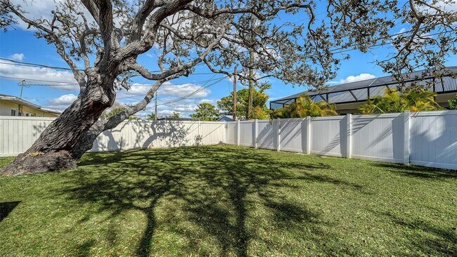 Building Photo - 817 Harbor Dr S