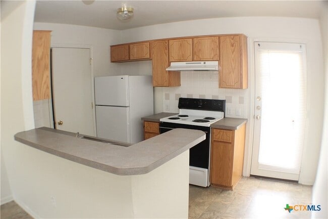 Building Photo - 102 E Robin Ln