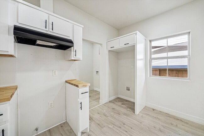 Building Photo - 437 N Everton St