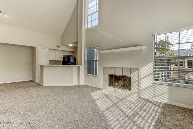 Building Photo - 13700 Richmond Park Dr N