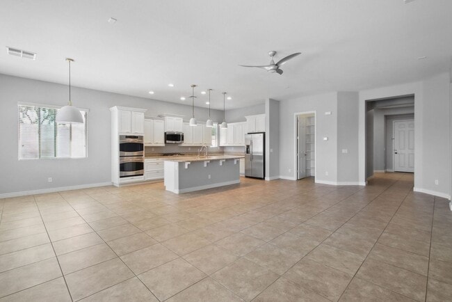 Building Photo - 4 Bedroom + Den Single Family in Peoria