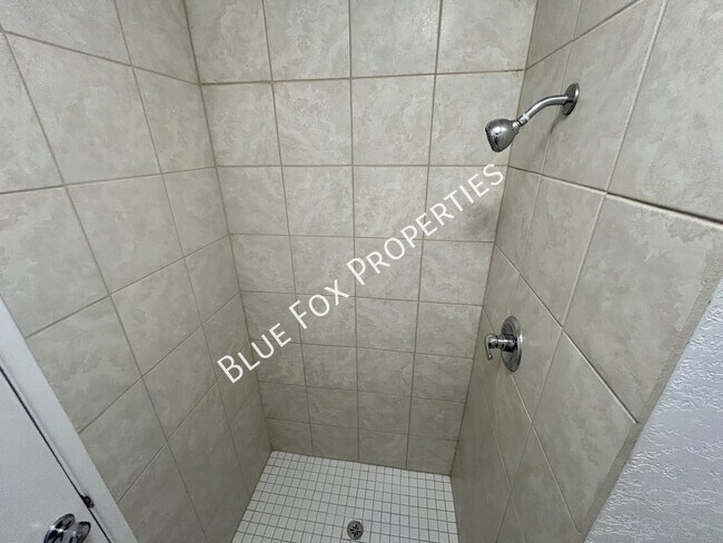 Building Photo - 3456 N Richland Dr