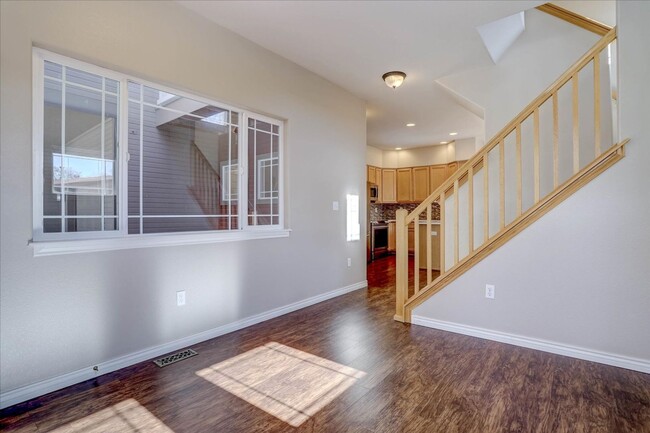 Building Photo - End-Unit 3bed/2.5bath/1-car garage in Long...