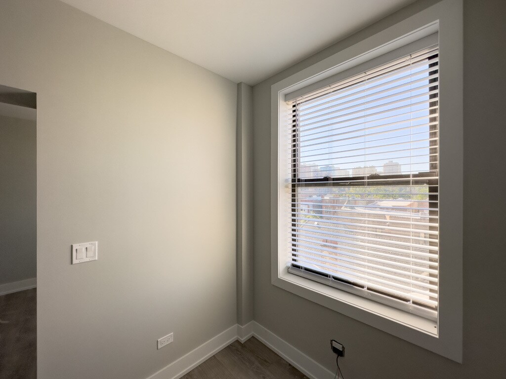 Building Photo - 510 W Belmont Ave