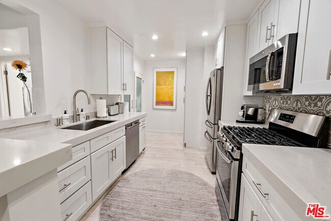 Building Photo - 838 S Barrington Ave