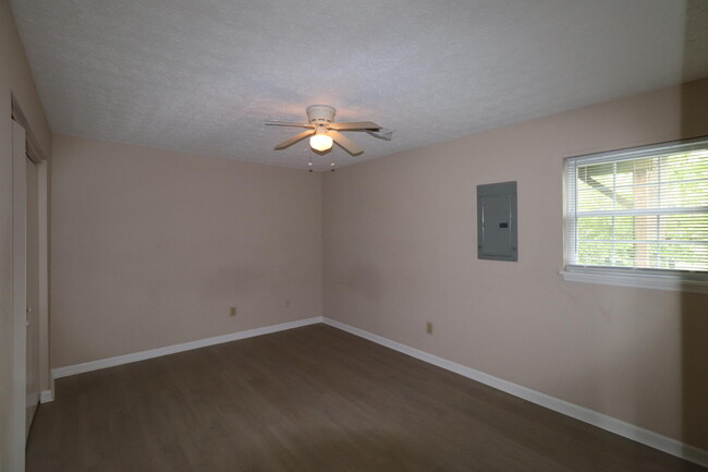 Building Photo - 406 Lakeview Dr