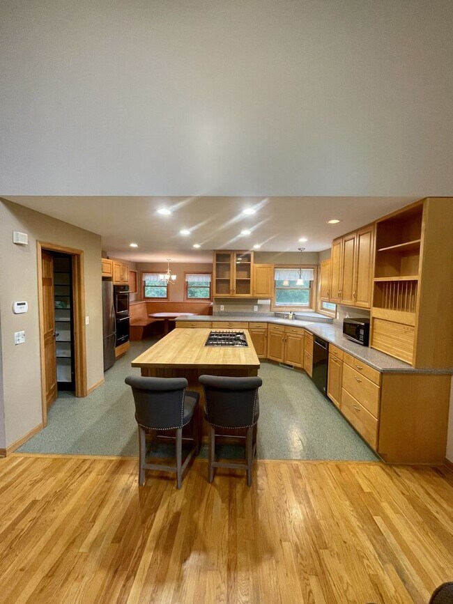 Building Photo - Spacious country Home on 13 acres