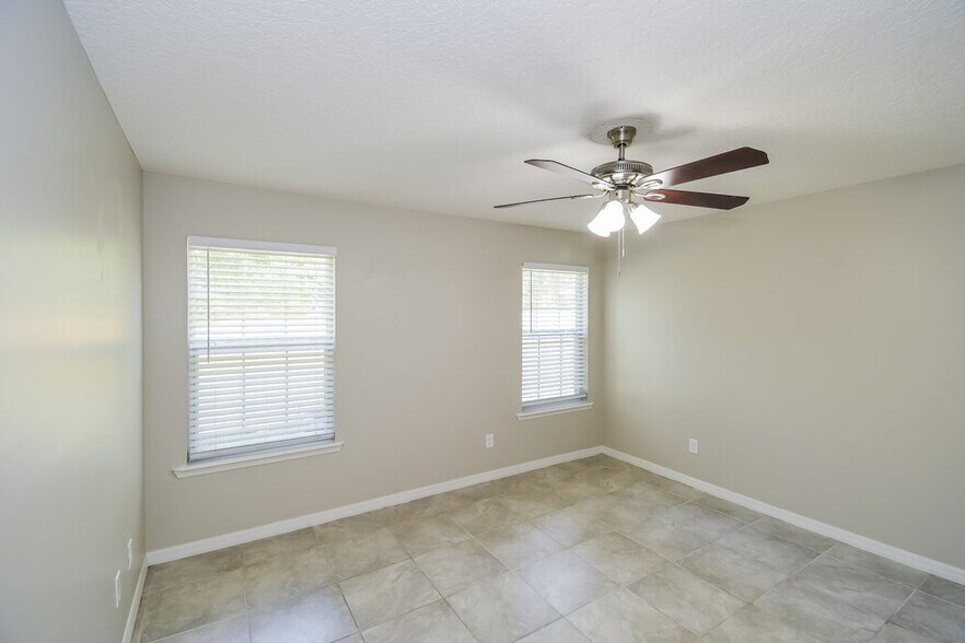 Building Photo - 1040 W 7th St