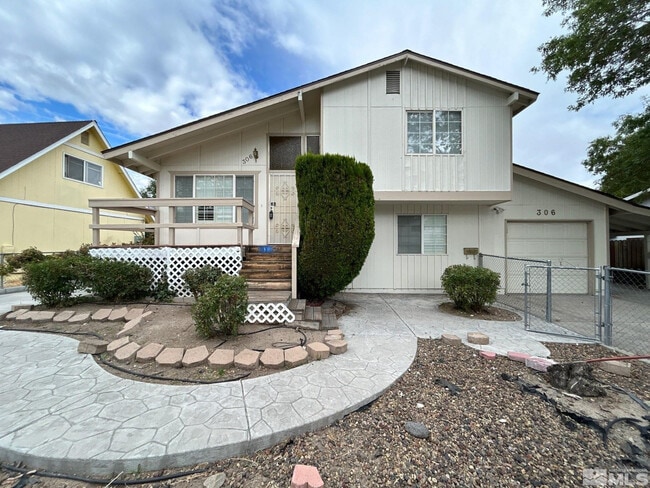 Primary Photo - 306 E Quail St