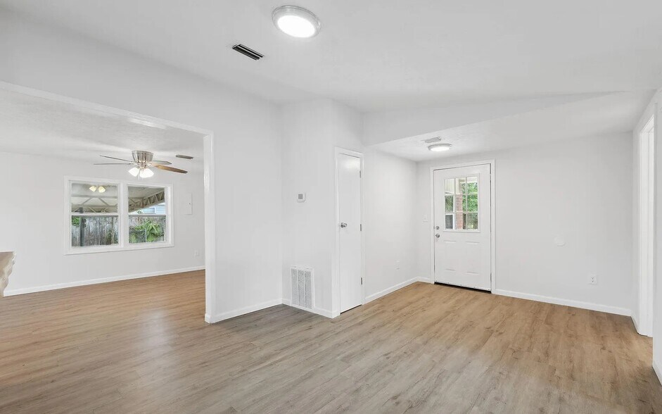 Building Photo - 2705 W 18th St