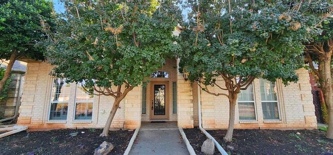 Building Photo - 1608 Tanglewood Dr