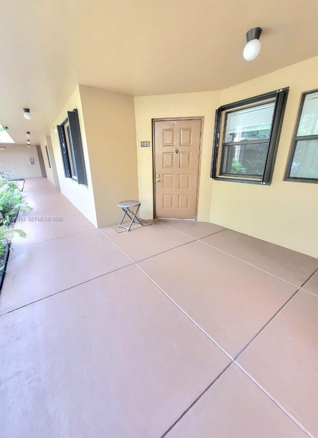 Building Photo - 15495 N Miami Lakeway