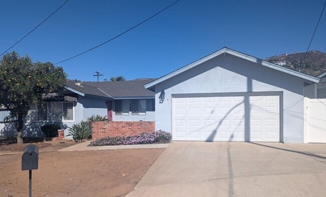 Primary Photo - Single Story Home 4 bedroom + Enclosed pat...