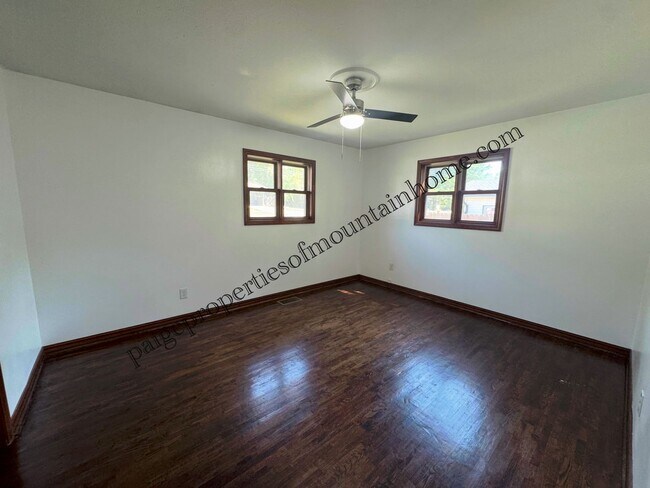 Building Photo - 702 Thorn St