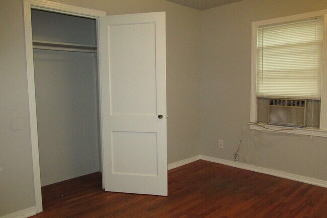 Building Photo - 2/1 with bonus room in Cherrywood Available August!