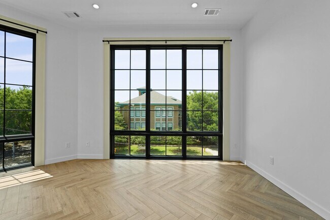 Building Photo - The 912 Building C