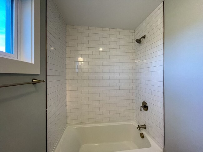 Building Photo - Beautiful, Newer-Construction Compact Cott...