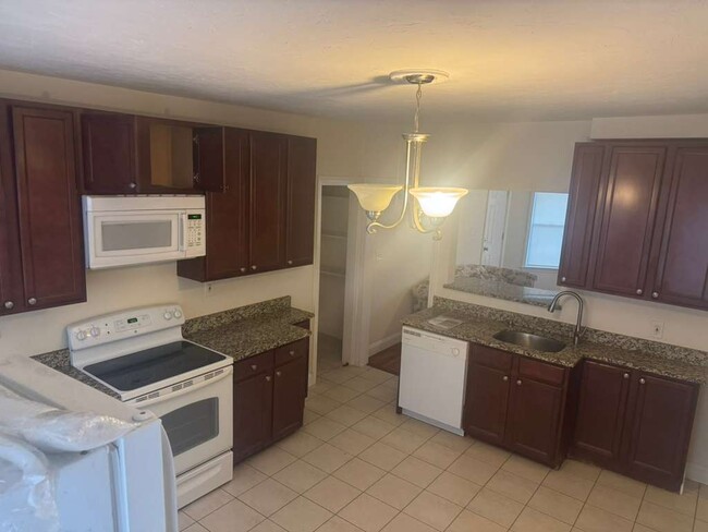 Building Photo - 293 School St